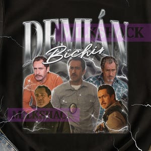 Puede incluir: Camiseta negra con un diseño gráfico de estilo vintage del actor Demián Bichir. El diseño presenta múltiples imágenes del actor, su nombre y una combinación de colores púrpura y plateado.
