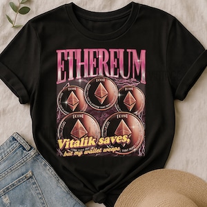Puede incluir: Camiseta negra con la palabra "ETHEREUM" en rosa, y un gráfico de monedas Ethereum. También se ve el texto "Vitalik saves, but my wallet weeps". La camiseta se combina con pantalones cortos de mezclilla y un sombrero de paja.