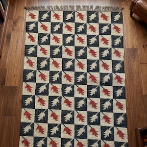 Handmade Checkered Leaf Rug – Wool Jute Area Rug, Rustic Farmhouse Carpet, Oak Leaf Pattern Boho Floor Rug, Living Room Bedroom Decor