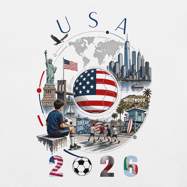 Pu&ograve; includere: Un design grafico con un pallone da calcio con il design della bandiera americana, la Statua della Libert&agrave; e lo skyline di New York City. La parola "USA" &egrave; in alto, con i numeri "2026" in basso. Un giocatore di calcio &egrave; seduto su una panchina.