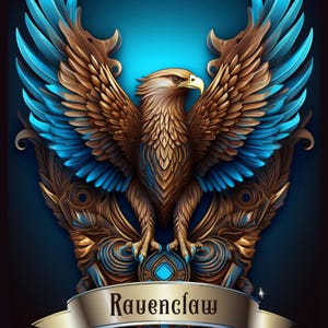 Könnte beinhalten: Detaillierte Illustration eines goldenen Adlers mit blauen Akzenten, weit ausgebreiteten Flügeln, vor einem dunkelblauen Hintergrund. Ein Banner unten zeigt "Ravenclaw". Das Kunstwerk hat ein Fantasy-Thema.