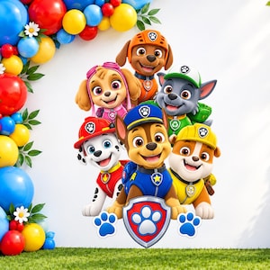 Pode incluir: Um adesivo decorativo de parede com os personagens da Patrulha Pata Chase, Marshall, Skye, Rubble, Rocky e Zuma dispostos sobre um escudo azul e vermelho com uma pata branca, acentuado por um arco de balões coloridos ao redor.