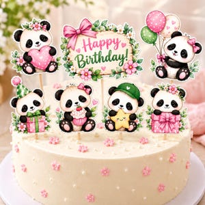 Könnte beinhalten: Ein Set aus Panda-Kuchendekorationen mit Illustrationen von Pandas, rosa Herzen, Luftballons, Geschenken, Cupcakes und Sternen. Ein zentrales Schild zeigt den Text Happy Birthday in Rosa und Grün, umgeben von grünen Blättern und rosa Blüten.