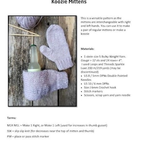 Peut inclure: Une paire de mitaines en tricot lavande avec une bouteille de liquide à l'intérieur. Les mitaines sont interchangeables pour la main droite ou la main gauche. Le texte sur la page indique "Koozie Mittens" et comprend des instructions pour tricoter les mitaines. Les matériaux nécessaires comprennent du fil de poids volumineux de taille 5, des aiguilles à double pointe US 8/5 mm, des aiguilles à double pointe US 10/6 mm, un crochet de 6 mm de taille J, des marqueurs de points, des ciseaux, du fil de rebut et une aiguille à tricoter.