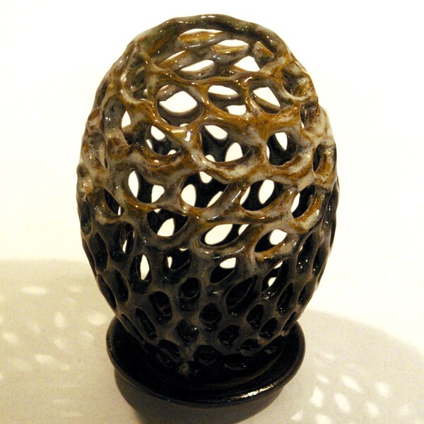 Two sided Leaf Pattern Candle Pot