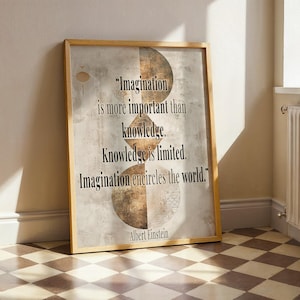 Pode incluir: Uma impressão emoldurada com uma citação de Albert Einstein: "A imaginação é mais importante que o conhecimento. O conhecimento é limitado. A imaginação envolve o mundo." A obra de arte tem uma moldura de madeira clara e uma paleta de cores neutras.