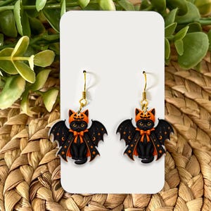 Orecchini dalla forma personalizzata, ciondoli in acrilico e legno con ali di pipistrello e gatto nero per Halloween.