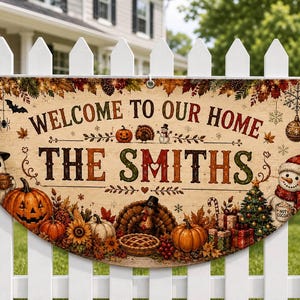以下が含まれることがあります： WELCOME TO OUR HOMEおよびTHE SMITHSという文字が入った半円形の扇型バナー。秋の葉、カボチャ、ゴースト、七面鳥、雪だるま、クリスマスツリー、プレゼントが描かれており、秋と冬のホリデーシーズンを祝うデザインとなっています。