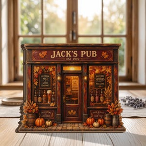 Könnte beinhalten: Eine dekorative Pub-Fassade aus Holz mit der Aufschrift JACK'S PUB EST 1999, verziert mit Herbstblättern, Kürbissen und Fässern. Die Ladenfront zeigt Schilder mit den Aufschriften AUTUMN ALES & GOOD COMPANY, HARVEST SPIRITS & WELCOME und FALL BREWS & GOOD NEWS.