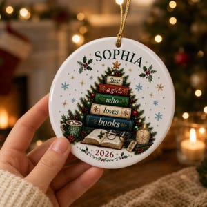 Ornamento in ceramica personalizzato per amanti dei libri: albero di libri impilati con nome personalizzato, ricordo natalizio