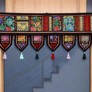 Porte Toran en patchwork de coton brodé | Décoration bohème à accrocher avec des glands