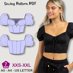 Peut inclure: Une femme porte un crop top noir avec des manches courtes bouffantes et une encolure carrée. L'image montre également un patron de couture pour un haut similaire en violet clair. Le patron comprend le texte "Sewing Pattern PDF", "7 Sizes" et "XXS-XXL".