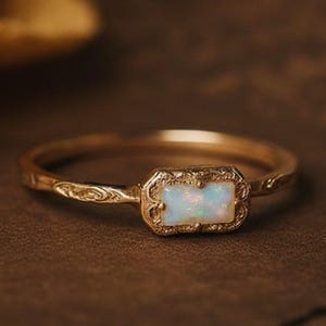 Bague opale, bague baguette, bague opale délicate, bague minimaliste, bague à empiler, pierre de naissance octobre, cadeau pour elle, bague de promesse pour femme