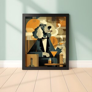 Può includere: Una stampa artistica incorniciata con un'illustrazione stilizzata di un barboncino in smoking, che fuma un sigaro e tiene in mano un martini. L'opera d'arte ha un'estetica retrò, della metà del secolo, con una tavolozza di blu, arancioni e marroni. Il cane è seduto a un bar.