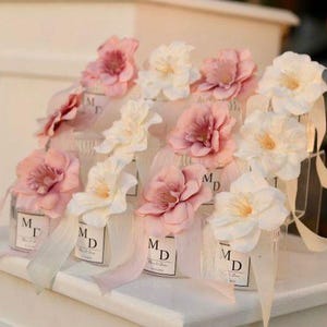 Personalisierte Hochzeit Gunst Kerze, Gastgeschenk mit Seidenblume, Elegantes Brautparty Geschenk, Danke Kerze für Hochzeit & Party