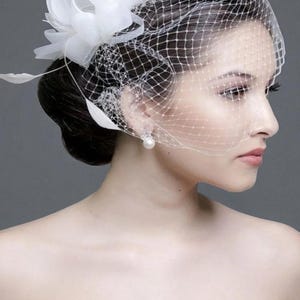 Elegant White Wedding Hair Fascinator with Birdcage Veil and Feather Floral Accent – Timeless Bridal Hair Accessory for Weddings and Events