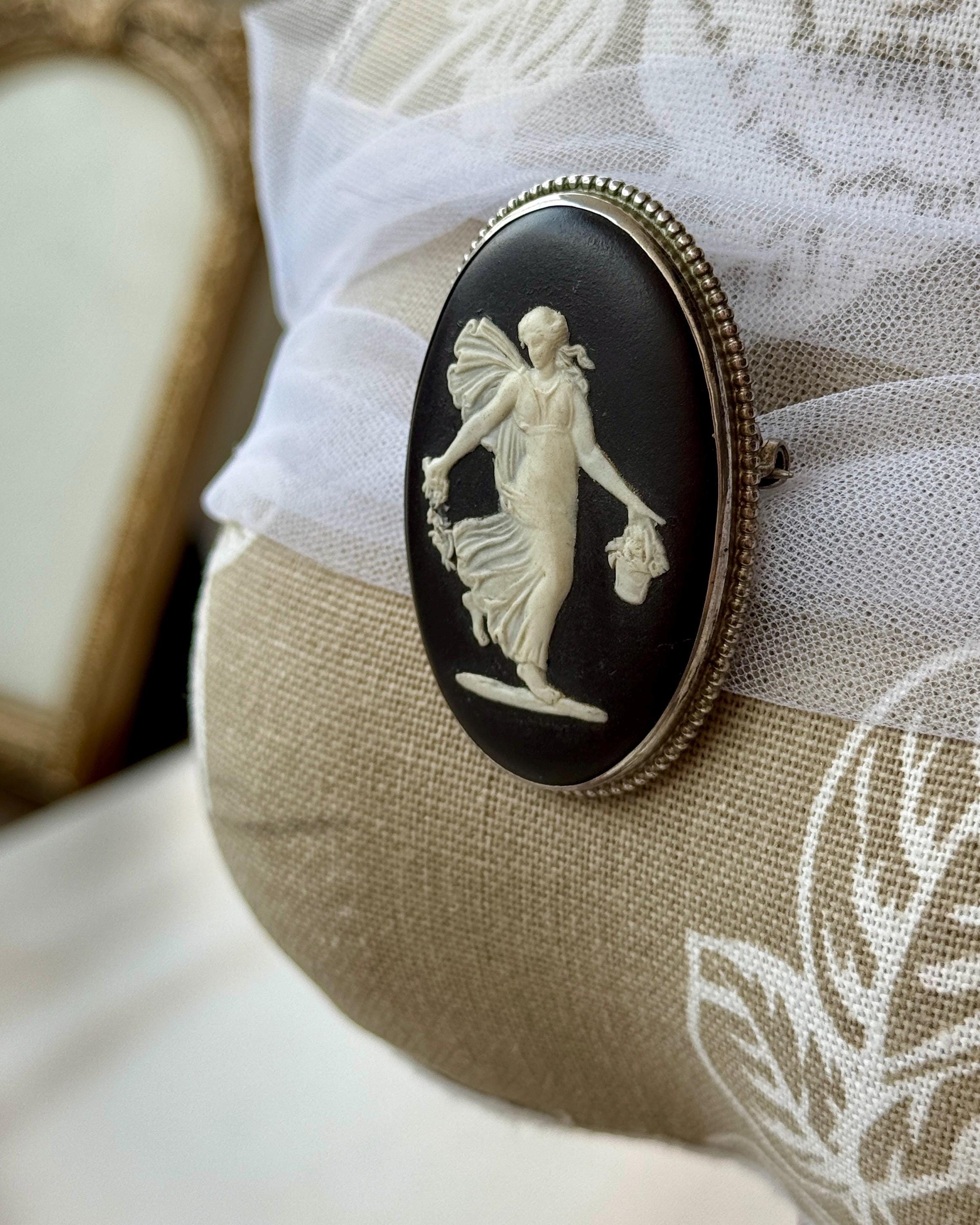 Wedgwood brooch - Etsy 日本