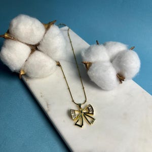 Elegant Bow Pendant Necklace – Gold Tone Chain with Green and Crystal Accents