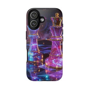 Peut inclure: Coque de téléphone avec un design saisissant d'un roi et d'une reine aux échecs. Les pièces sont remplies d'un motif de galaxie dans des tons de violet, de bleu et d'or. L'étui a une bordure noire et une finition brillante.