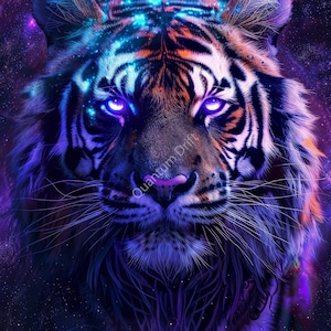 Puede incluir: Arte digital de la cara de un tigre con ojos morados brillantes y un fondo cósmico. El pelaje del tigre es una mezcla de naranja, negro y blanco, con el texto "Quantum Drift" en la parte inferior izquierda.