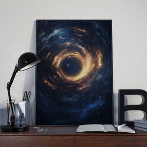 Può includere: Stampa artistica incorniciata raffigurante un buco nero cosmico con nebulose arancioni e blu vorticose. L'opera d'arte è esposta su una scrivania di legno, insieme a una lampada da scrivania nera, articoli di cancelleria e un taccuino aperto.