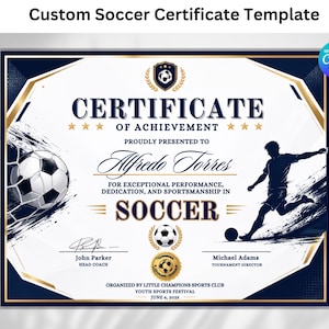 Puede incluir: Una plantilla de certificado de fútbol personalizada con borde azul oscuro y dorado, un balón en una red y la silueta de un jugador. El texto dice Certificate of Achievement, Alfredo Torres, Soccer, John Parker y Michael Adams.