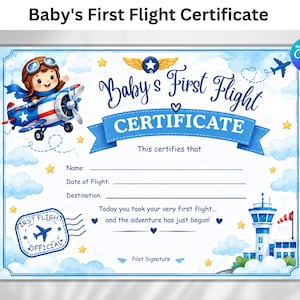 Op de afbeelding: Een Baby's First Flight certificaat met een cartoonpiloot in een blauw en rood vliegtuig, een blauwe banner met de tekst Baby's First Flight CERTIFICATE, een verkeerstoren, wolken, sterren en een officiële stempel.