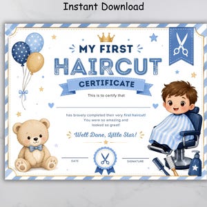 Op de afbeelding: Een printbaar certificaat getiteld My First Haircut Certificate met een cartoonkind in een kappersstoel, een teddybeer, ballonnen en een schaar. Het ontwerp bevat blauwe en gouden accenten met de tekst This is to certify that has bravely completed their very first haircut! You were so amazing and looked so great! Well Done, Little Star!