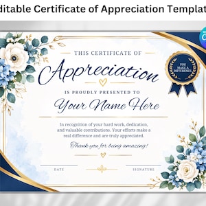 Può includere: Un modello modificabile di certificato di apprezzamento con accenti blu navy e oro, decorato con illustrazioni floreali ad acquerello bianche e blu. Il testo recita This Certificate of Appreciation is proudly presented to Your Name Here.