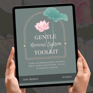 Könnte beinhalten: Ein digitales Tablet zeigt ein Arbeitsbuch-Cover mit dem Titel GENTLE Nervous System TOOLKIT FOR OVERWHELMED WOMEN WHO NEED SOFTNESS, CALM & SAFETY AGAIN. Das Design zeigt eine rosa Lotusblüte, ein blaugrünes Blatt und eine Bogen-Grafik auf Salbeigrund.