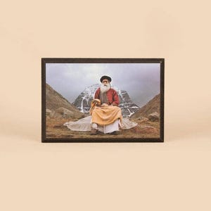 Sadhguru-foto: 6 x 4 (met lijst en standaard)