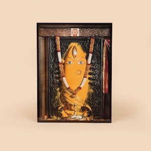 Linga Bhairavi-foto: kurkuma 6 x 8 (ingelijst met standaard aan de achterkant)