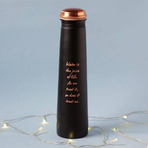 Sadhguru Quote koperen fles - zwart. Voor opslag en drinkwater. Een feestelijk cadeau voor thuis en op kantoor.