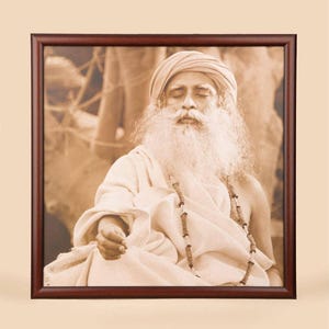 Sadhguru-foto (20 x 20). Houten afwerking.
