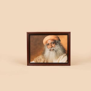 Sadhguru-foto: 8 x 6 (met lijst en standaard)