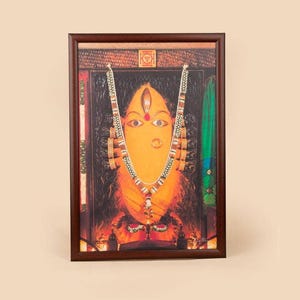 Linga Bhairavi-foto met armbanden - kurkuma (12 x 18) met lijst