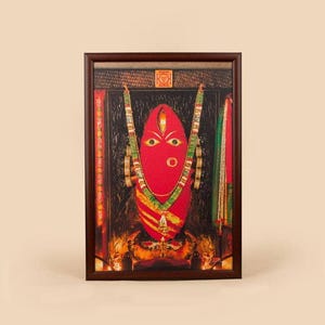 Linga Bhairavi-foto met armbanden - Kumkum (12 x 18) met lijst