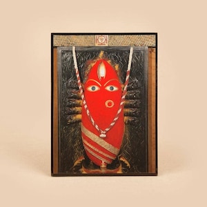 Linga Bhairavi-foto: Kumkum 6 x 8 (ingelijst met standaard aan de achterkant)