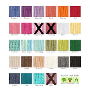 Peut inclure: Un nuancier de 24 couleurs de fil, comprenant bleuet, violet, lavande, corail, orange, rouge, rose p&acirc;le, rose vif, rayures roses, fraise, blanc, jaune, mousse de mer, rayures oc&eacute;an, &oelig;uf de robin, vert sauge, vert lime, pin fonc&eacute;, blanc cass&eacute;, marron, naturel, cr&egrave;me, gris nuageux, noir, indigo, sarcelle, brise marine et lilas. Le nuancier est intitul&eacute; "Shady Creek Farm" avec le texte "Naturel - Durable - Local".