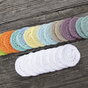 Peut inclure: Un ensemble de 18 disques en coton crochet&eacute;s de diff&eacute;rentes couleurs, notamment blanc, bleu clair, vert, jaune, orange et marron. Les disques sont dispos&eacute;s en arc-en-ciel et sont parfaits pour le d&eacute;maquillage ou comme disques de coton r&eacute;utilisables.