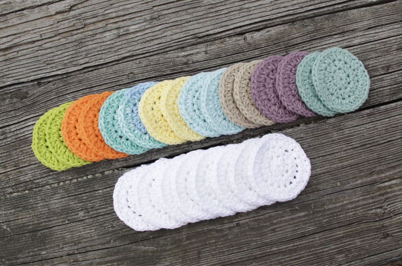 Peut inclure: Un ensemble de 18 disques en coton crochet&eacute;s de diff&eacute;rentes couleurs, notamment blanc, bleu clair, vert, jaune, orange et marron. Les disques sont dispos&eacute;s en arc-en-ciel et sont parfaits pour le d&eacute;maquillage ou comme disques de coton r&eacute;utilisables.