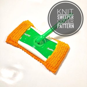 Könnte beinhalten: Eine gestrickte orangefarbene Hülle für einen Swiffer-Wischmopp. Die Hülle ist mit einer einfachen Strickmasche gearbeitet und passt perfekt um den Wischmoppkopf. Der Text "KNIT SWEEPER COVER PATTERN" ist in einem schwarzen Kreis auf weißem Hintergrund geschrieben.