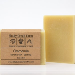 Peut inclure: Deux savons &agrave; la camomille naturels, durables et locaux de Shady Creek Farm. Le savon est &eacute;tiquet&eacute; comme &eacute;tant pour les peaux sensibles et apaisant. Chaque barre p&egrave;se 5 onces.