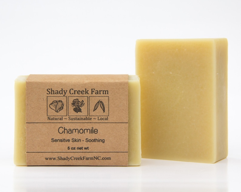 Peut inclure: Deux savons &agrave; la camomille naturels, durables et locaux de Shady Creek Farm. Le savon est &eacute;tiquet&eacute; comme &eacute;tant pour les peaux sensibles et apaisant. Chaque barre p&egrave;se 5 onces.