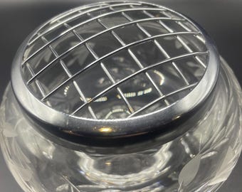 Jarrón vintage de cristal con forma de rosa, en excelente estado.