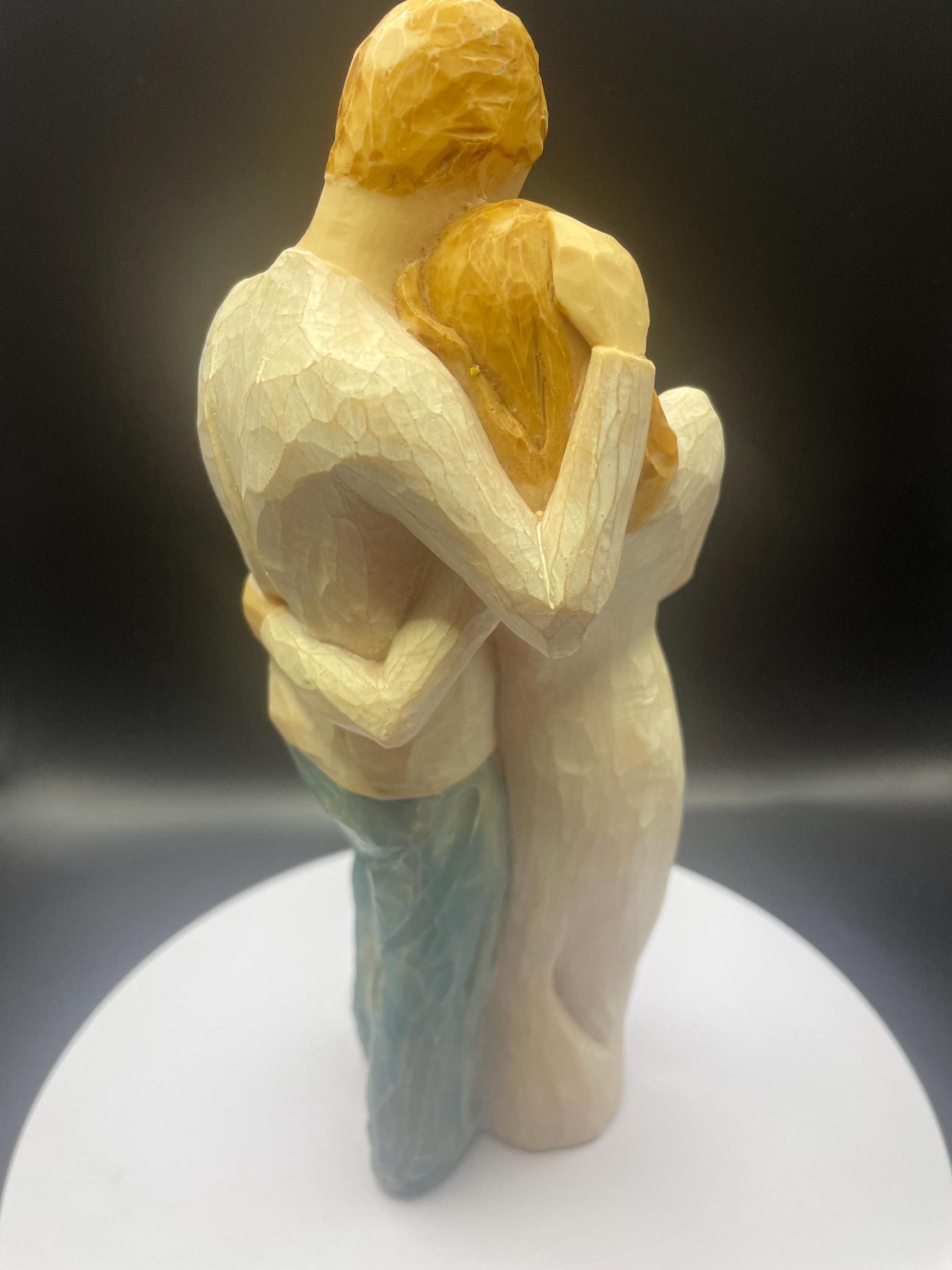 Caring Child 26228 Willow Tree Beeldje. Hulpvaardig en zorgzaam