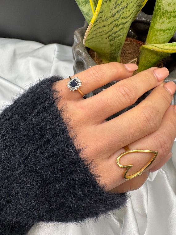 Vintage Solid  9ct Yellow Gold Ring square Sapphi… - image 7