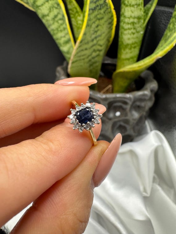 Vintage Solid  9ct Yellow Gold Ring square Sapphi… - image 13