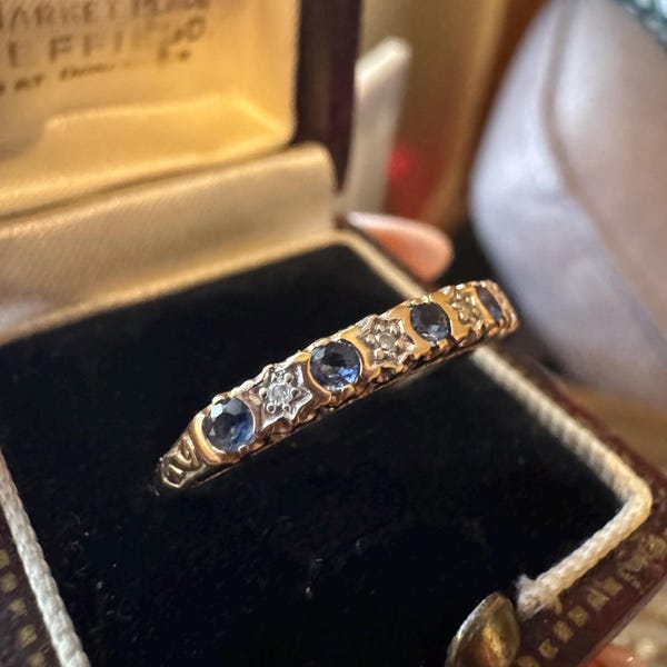 Zabytkowy pierścionek z szafirem i diamentami w kolorze złota 9-karatowego z kolekcji Half Eternity | Rozmiar probierczy: R (UK) i 8,75 (USA)