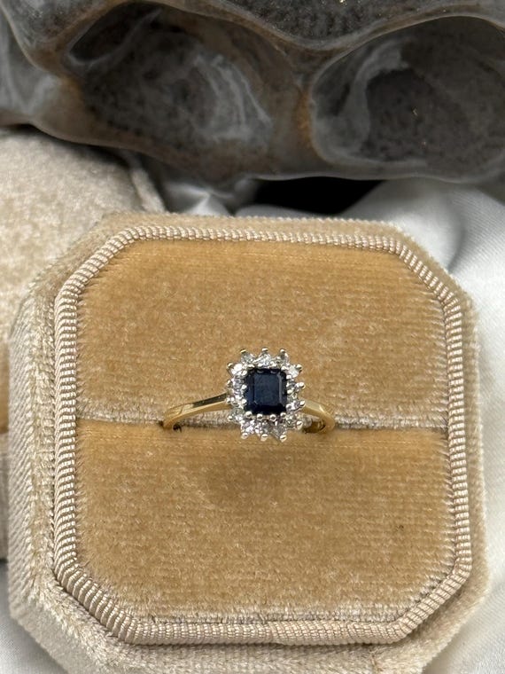 Vintage Solid  9ct Yellow Gold Ring square Sapphi… - image 8